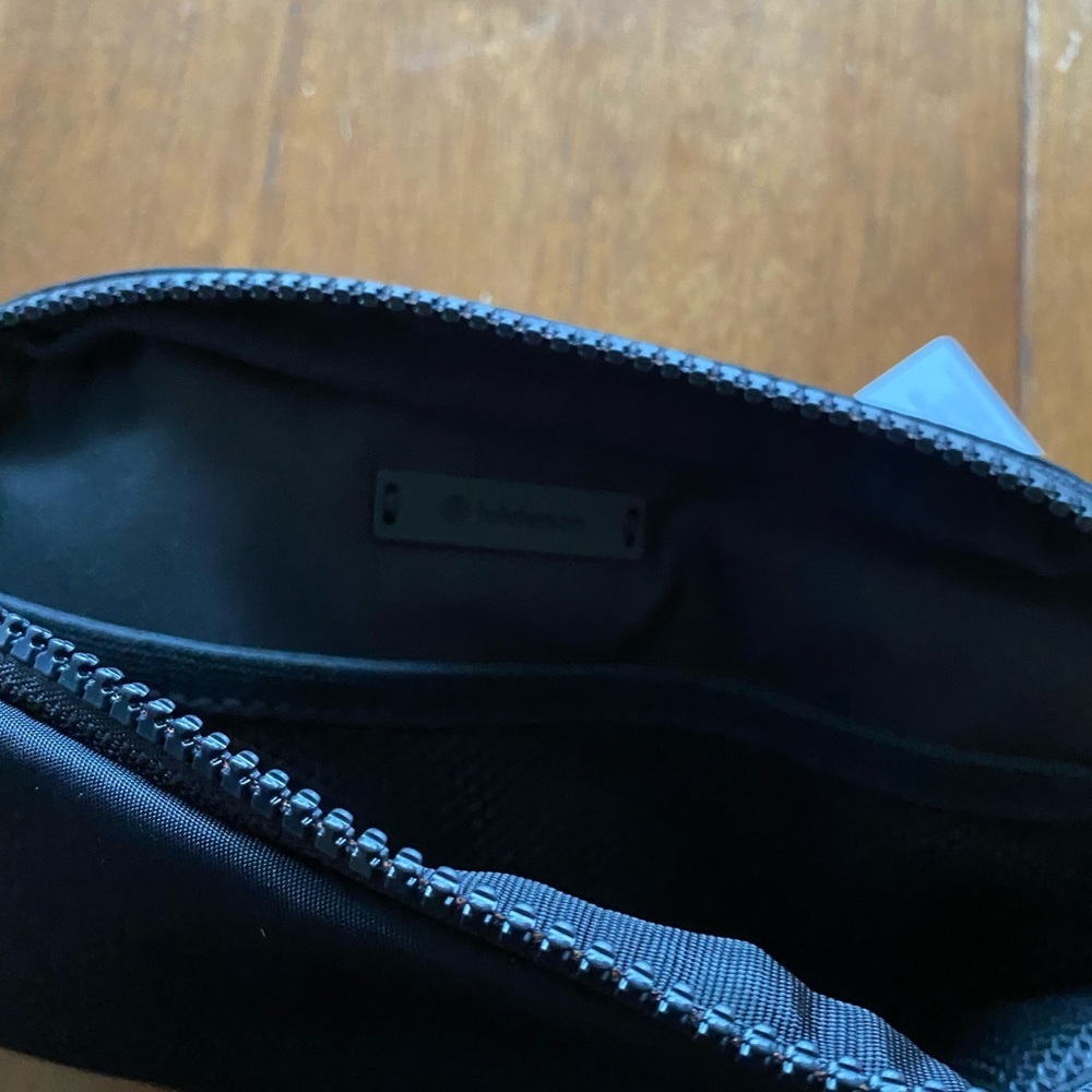 LAST ONE NWT Lululemon Everywhere Belt Bag in matte black Rare - Picture 2 of 10